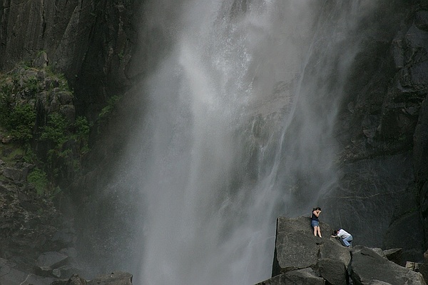Туристы у подножия водопада Йосемите. Жми на картинку для перехода к следующей.