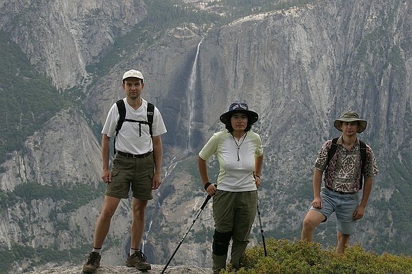 Туристы на фоне водопада Йосемите. Жми на картинку для перехода к следующей.
