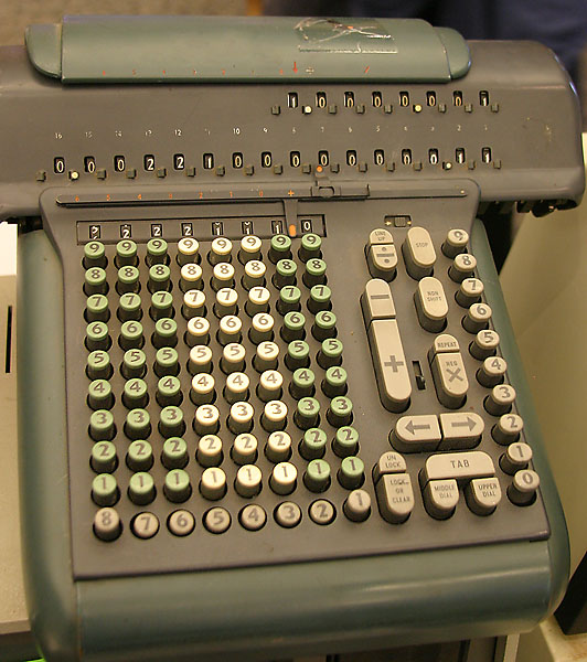 Калькулятор Marchant, модель EFA, 1954 г.. Жми на картинку для перехода к следующей.