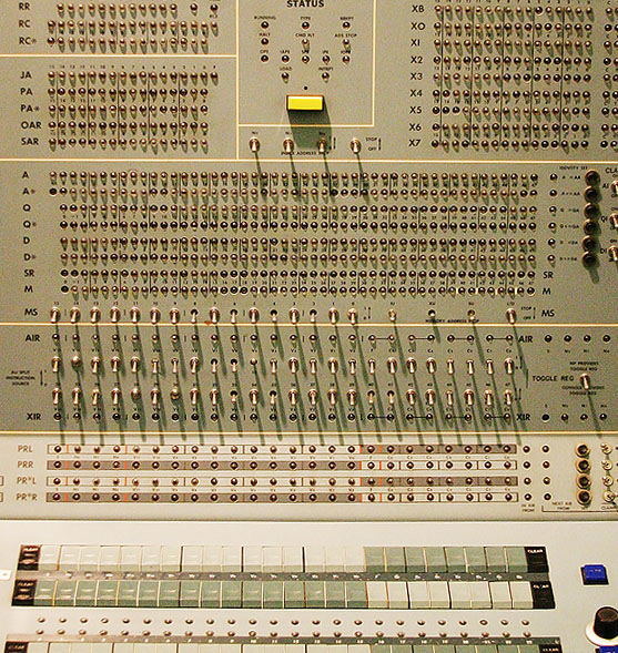 Консоль компьютера Philco 212, 1962 г.. Жми на картинку для перехода к следующей.