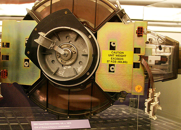 Жесткий диск от IBM, 1970 г.. Жми на картинку для перехода к следующей.