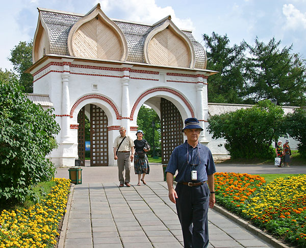 Entrance to Kolomenskoe park through Spasskie Vorota (Savior's Gate). Click the image to continue.