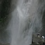 Туристы у подножия водопада Йосемите