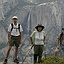 Туристы на фоне водопада Йосемите