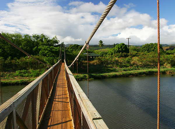 Навесной мост через речку Ханапепе. Жми на картинку для перехода к следующей.