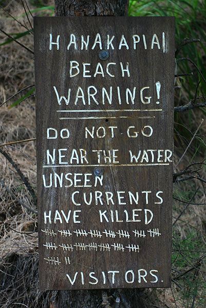 Табличка у пляжа Ханакапиаи. Жми на картинку для перехода к следующей.
