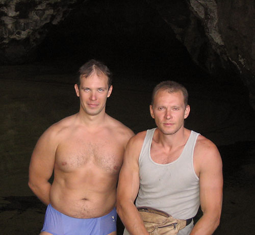 Благородные доны Дима и Миша в пещере (другой). Жми на картинку для перехода к следующей.