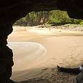 Дмитрий дрыхнет у входа в пещеру